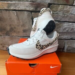 NIB/New Women’s Nike Waffle Debut 6